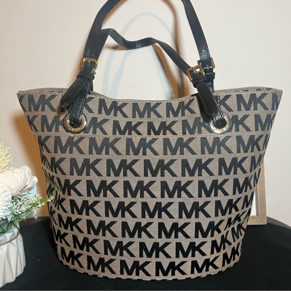 Vintage Michael Kors Jet Set Medium Signature Tote - Picture 6 of 11
